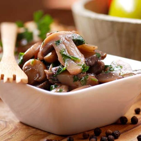 Champignons wokken of roerbakken