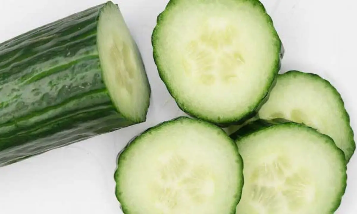 Komkommer bereiden, rauw in een salade of de komkommer koken.