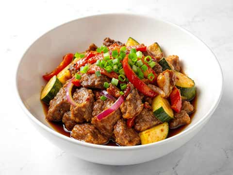 Wat is het verschil tussen wokken en roerbakken?